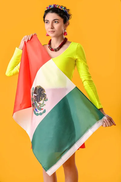 Młoda Piękna Kobieta Meksykańską Flagą Tle Koloru — Zdjęcie stockowe