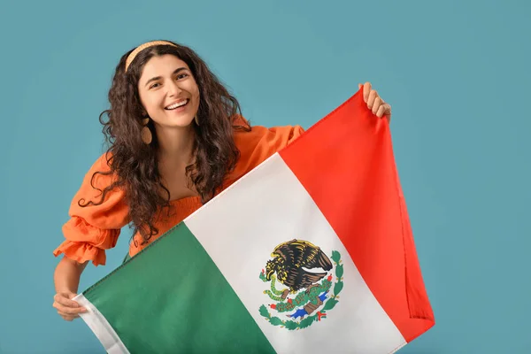 Молода Красива Жінка Мексиканським Прапором Кольоровому Тлі — стокове фото