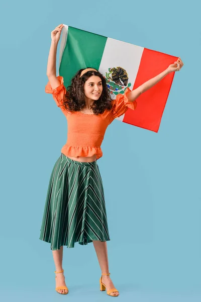 Młoda Piękna Kobieta Meksykańską Flagą Tle Koloru — Zdjęcie stockowe