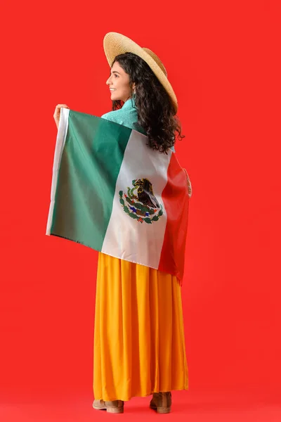 Geçmişinde Meksika Bayrağı Olan Genç Güzel Bir Kadın — Stok fotoğraf