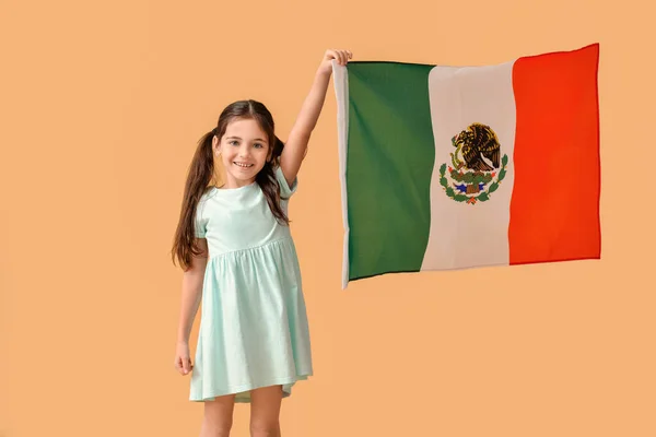 Niña Con Bandera Mexicana Sobre Fondo Color — Foto de Stock