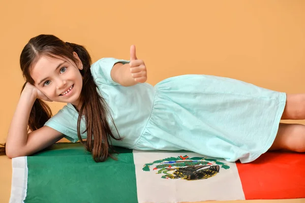 Niña Con Bandera Mexicana Mostrando Pulgar Hacia Arriba Fondo Color —  Fotos de Stock