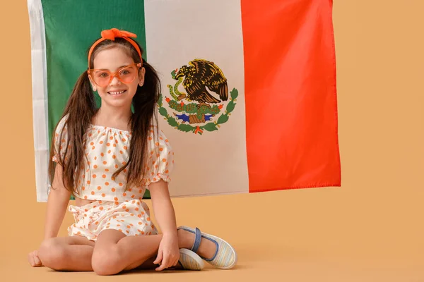 Niña Con Bandera Mexicana Sobre Fondo Color —  Fotos de Stock