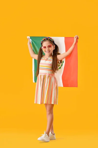 Petite Fille Avec Drapeau Mexicain Sur Fond Couleur — Photo