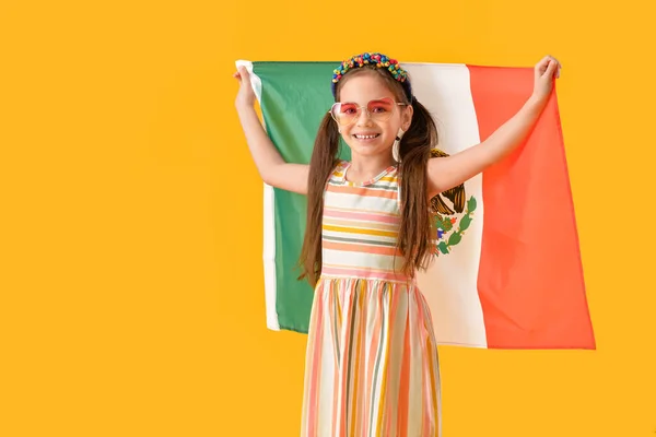 Niña Con Bandera Mexicana Sobre Fondo Color —  Fotos de Stock