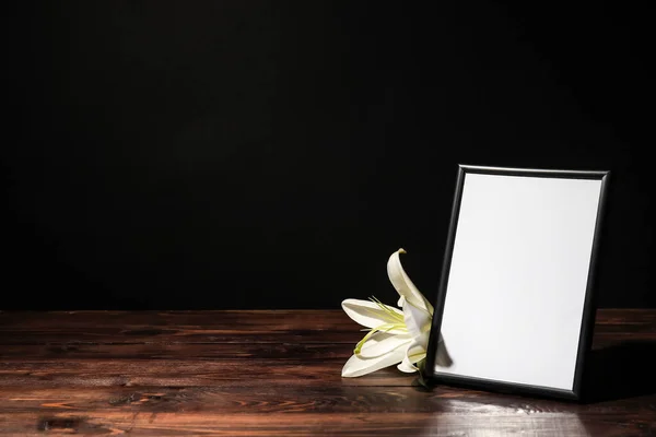 Κορνίζα Λουλούδι Κρίνου Στο Τραπέζι Σκούρο Φόντο — Φωτογραφία Αρχείου