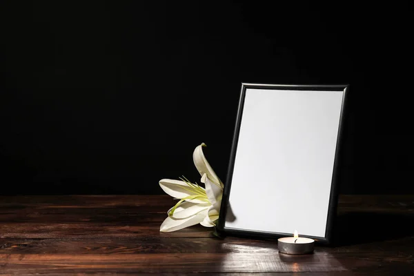 Рамка Цветком Лилии Свечой Столе Темном Фоне — стоковое фото