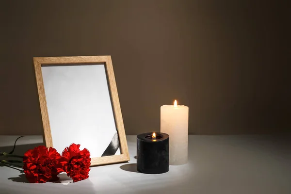 Marco Fotos Con Flores Clavel Velas Sobre Mesa Sobre Fondo — Foto de Stock