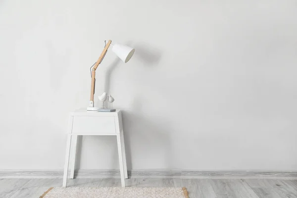 Beyaz Duvarın Yanında Lamba Olan Modern Bir Komodin — Stok fotoğraf