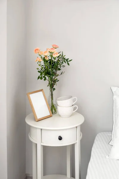 Table Cups Flowers Interior Bedroom — Stock Photo, Image