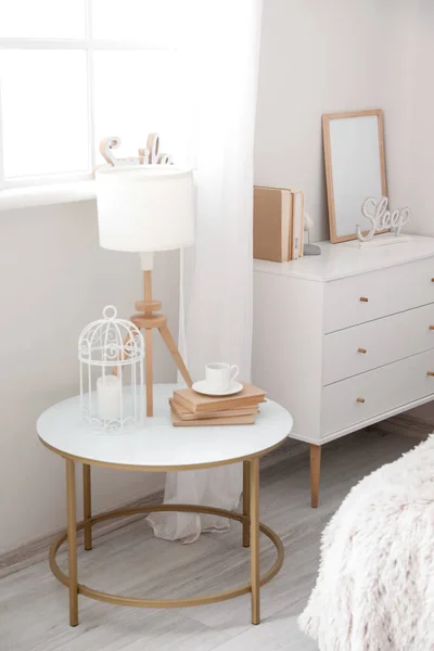 Meja Samping Tempat Tidur Dengan Lampu Dan Secangkir Kopi Interior — Stok Foto