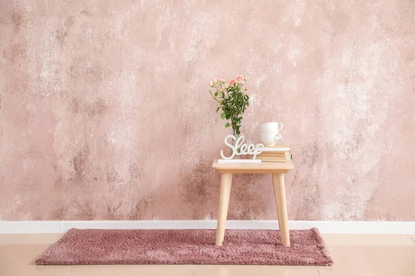 Bedside Table Flowers Cups Color Wall Room — Stock Photo, Image