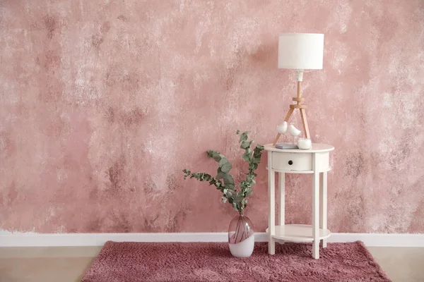 Nachttisch Mit Lampe Und Vase Der Nähe Der Wand Zimmer — Stockfoto