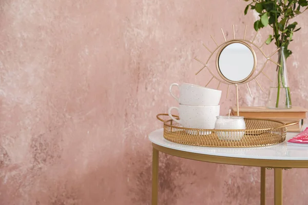 Cups Dengan Lilin Dan Cermin Atas Meja Dekat Dinding Warna — Stok Foto