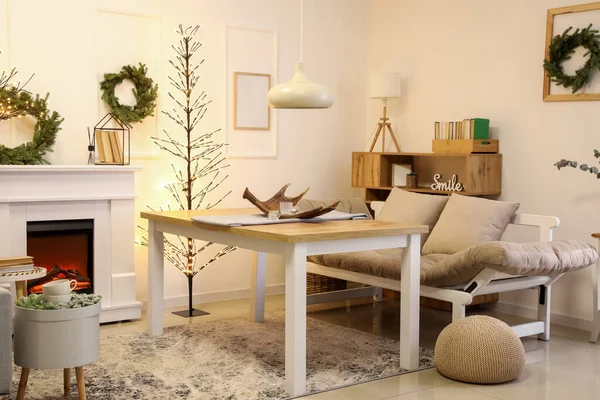 Interior Quarto Moderno Com Lareira Mesa Jantar Decorada Para Natal — Fotografia de Stock