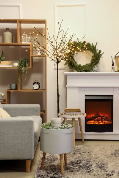 Interieur Van Moderne Kamer Met Open Haard Ingericht Voor Kerstmis — Stockfoto