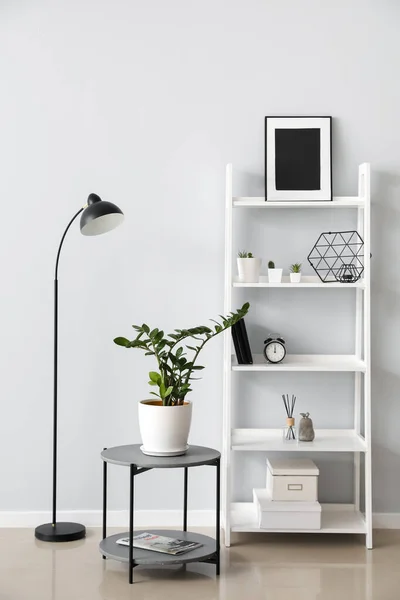 Interieur Van Moderne Kamer Met Plank Lamp — Stockfoto