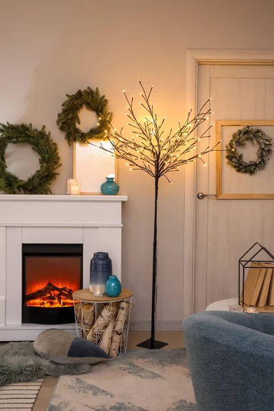 Interior Habitación Moderna Con Chimenea Decorada Para Navidad — Foto de Stock