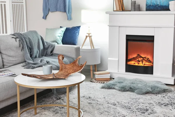 暖炉付きのモダンな部屋のインテリア — ストック写真