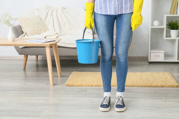 Junge Frau Mit Eimer Zimmer — Stockfoto