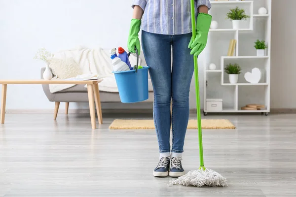 Mujer Joven Con Fregona Artículos Limpieza Habitación — Foto de Stock