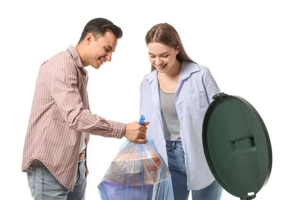 Jovem Casal Jogando Lixo Lixeira Fundo Branco — Fotografia de Stock