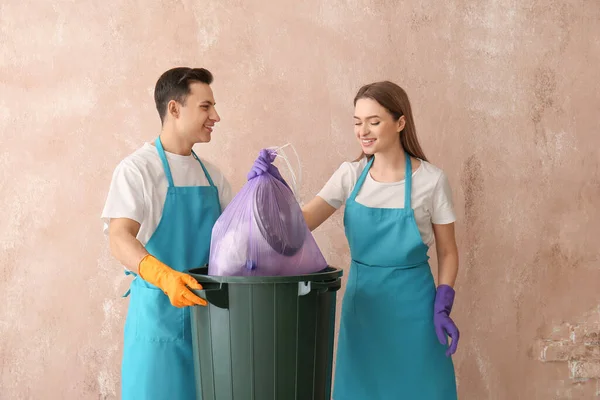 Conciërges Met Vuilnis Kleur Achtergrond — Stockfoto