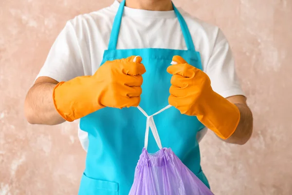 Janitor Com Lixo Fundo Cor — Fotografia de Stock