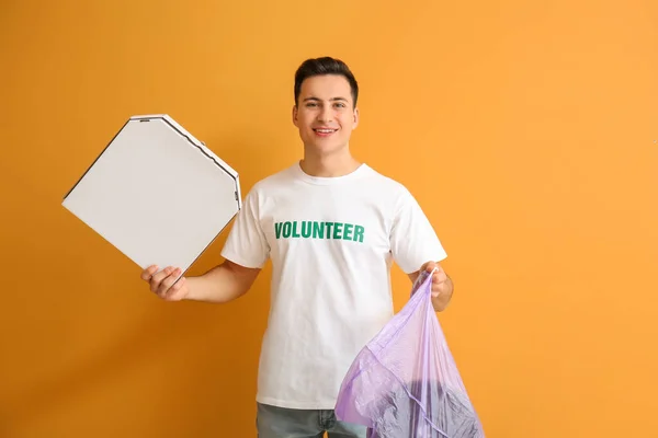 Ehrenamtliche Mit Müllsack Auf Farbigem Hintergrund — Stockfoto