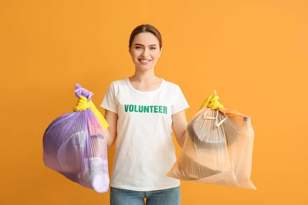 Voluntário Com Lixo Fundo Cor — Fotografia de Stock