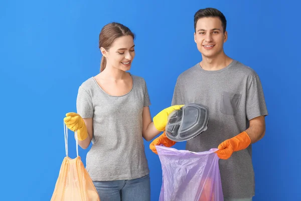 Young Couple Garbage Color Background — Stock Photo, Image