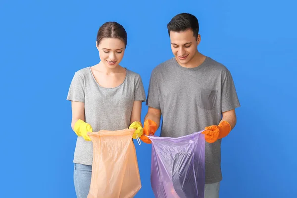 Young Couple Garbage Color Background — Stock Photo, Image