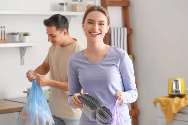 Jovem Casal Com Lixo Casa — Fotografia de Stock