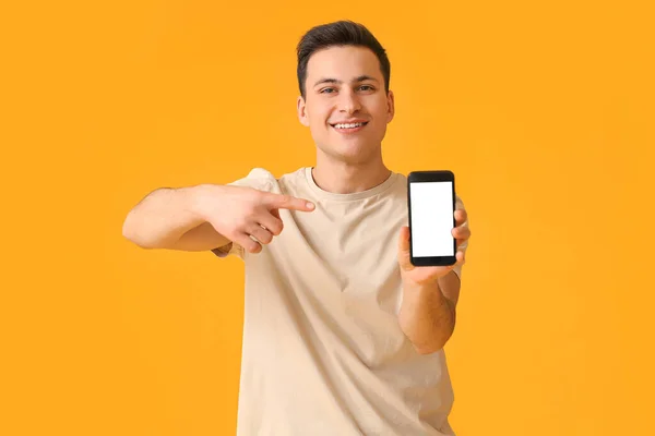 Stilig Ung Man Med Mobiltelefon Färg Bakgrund — Stockfoto
