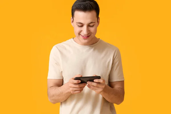 Hombre Joven Guapo Con Teléfono Móvil Fondo Color — Foto de Stock