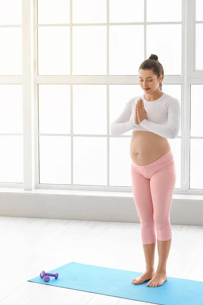 Genç Hamile Kadın Evde Yoga Yapıyor — Stok fotoğraf