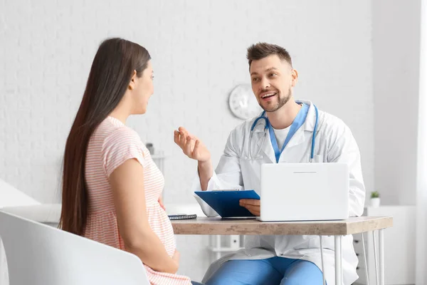 Jeune Femme Enceinte Médecin Visiteur Clinique — Photo