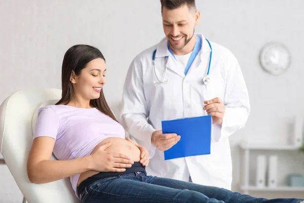Молодая Беременная Женщина Посещает Врача Клинике — стоковое фото