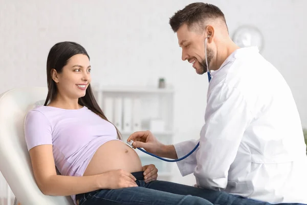 Médecin Examinant Une Femme Enceinte Clinique — Photo