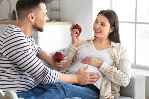 Krásné Těhotné Páry Jíst Jablka Doma — Stock fotografie