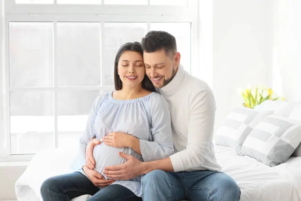 Schöne Schwangere Paar Hause — Stockfoto