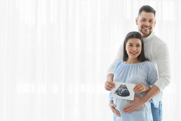 Krásný Těhotný Pár Ultrazvukem Obrázek Blízkosti Okna Doma — Stock fotografie