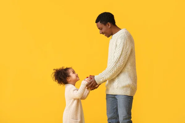 Słodkie Afroamerykanka Dziewczyna Witając Jej Tata Dzień Ojca Tle Koloru — Zdjęcie stockowe