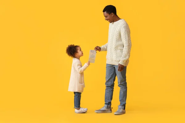 Cute African American Girl Greeting Her Dad Father Day Color — Stock Photo, Image