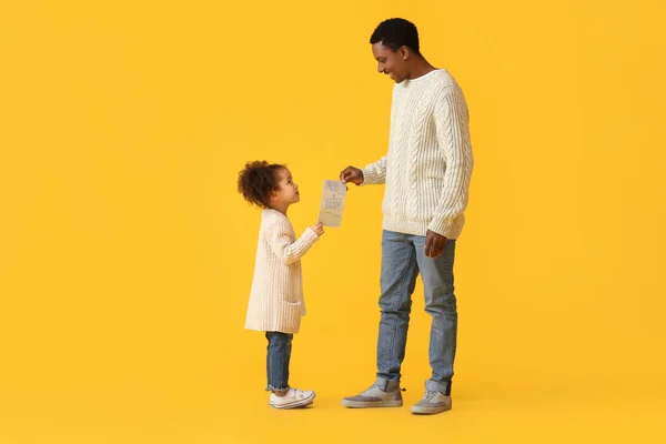 Linda Chica Afroamericana Saludando Padre Día Del Padre Contra Fondo —  Fotos de Stock