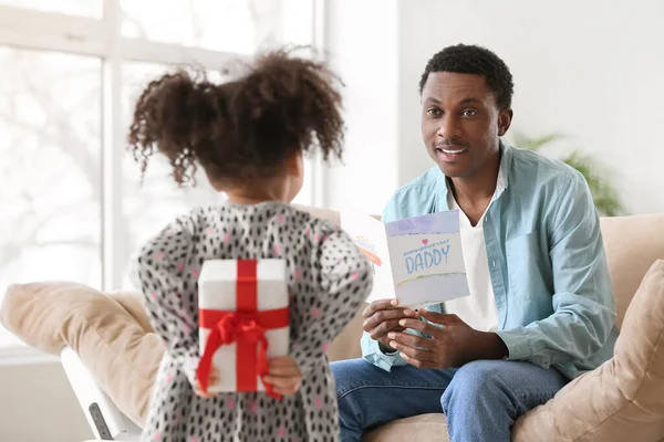 Słodkie Afroamerykanka Dziewczyna Witając Jej Tata Dzień Ojca — Zdjęcie stockowe