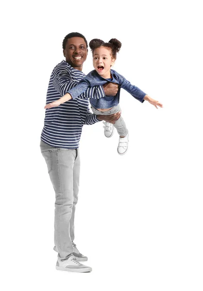 Beyaz Arka Planda Mutlu Afro Amerikan Baba Küçük Kızının Portresi — Stok fotoğraf