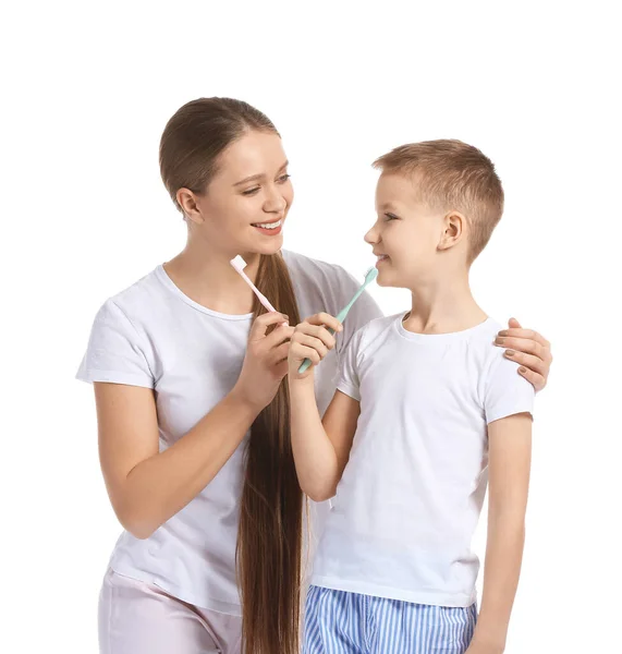 母亲和小儿子用白色背景刷牙 — 图库照片