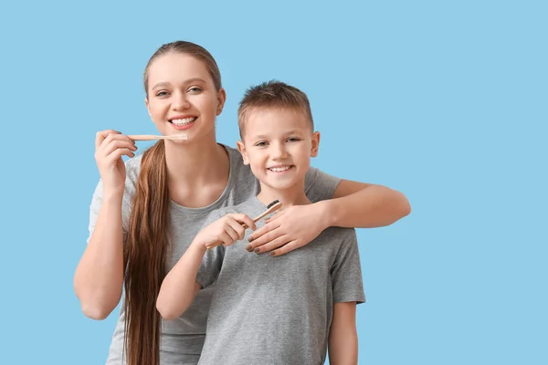 Moeder Kleine Zoon Poetsen Tanden Kleur Achtergrond — Stockfoto