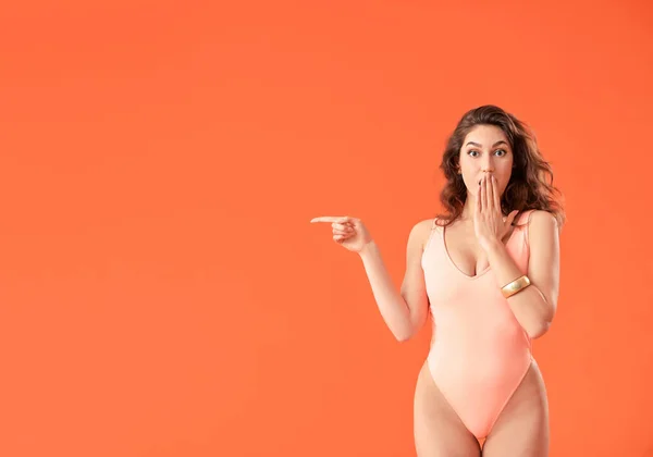 Surprised Young Woman Swimsuit Pointing Something Color Background — Stock Photo, Image